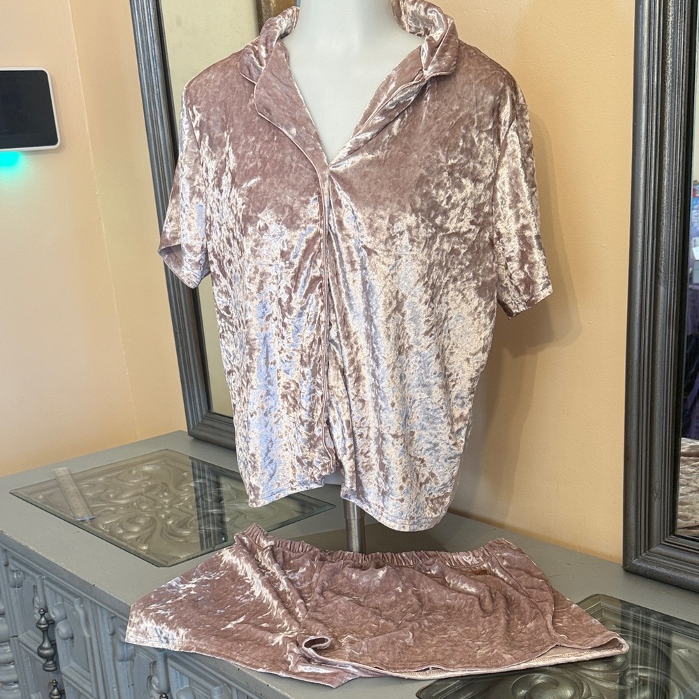 🎉 2 Items/$15 🎉 Velvet Short Sleeve Pajama Set - Blush Taupe